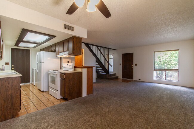 Foto del edificio - EXCELLENT 2BED, 1.5BATH TOWNHOUSE LOCATED NEAR 48TH ST & GUADALUPE