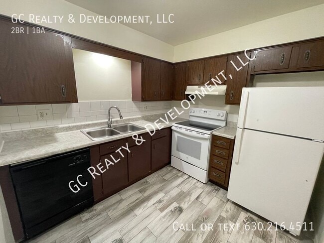 Building Photo - ***PALATINE 2 BDRM / HEAT INCLUDED / COIN ...