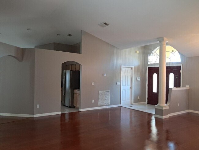 Building Photo - 242 SW Amesbury Ave