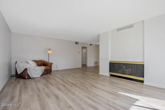 Foto del edificio - 31555 Lindero Canyon Rd