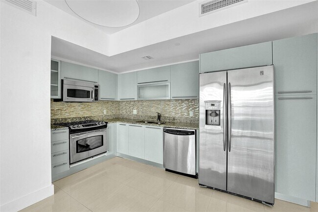 Building Photo - 950 Brickell Bay Dr