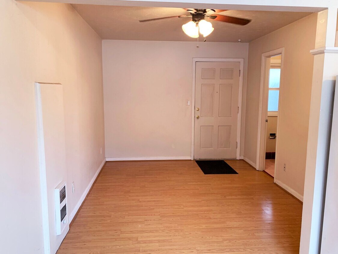 Primary Photo - Cozy Studio Unit in Woodlawn with Full Kit...