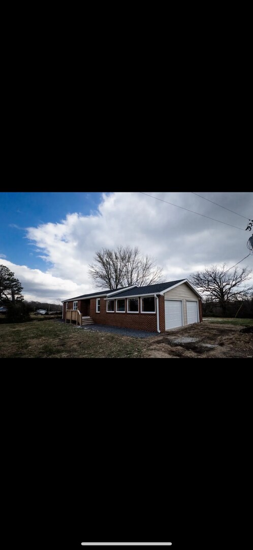 Building Photo - 3 bedroom 2 bathroom house for rent