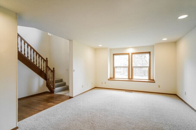 Building Photo - Great 4 bedroom Home Located in the Sought...