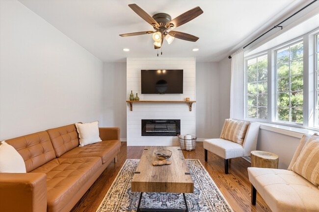 Photo - 209 Hazelwood Dr House