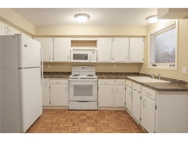 Building Photo - 38 Winona St W