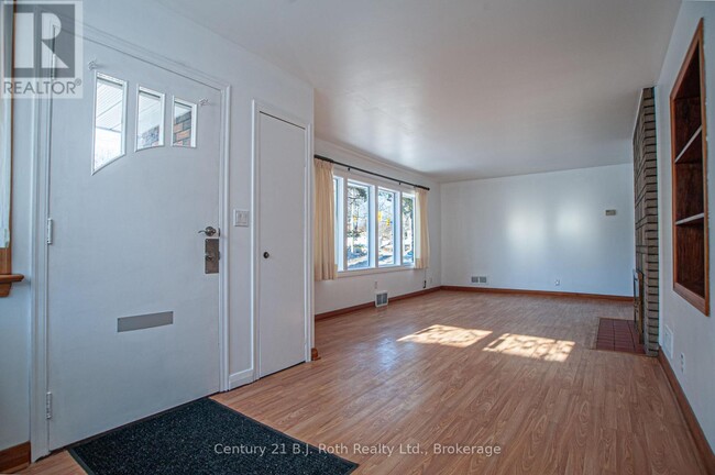 Building Photo - 639 Yonge St