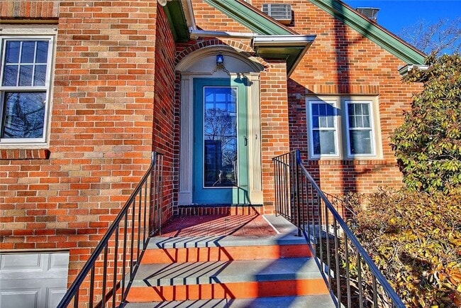 Building Photo - 66 Tyndall Ave