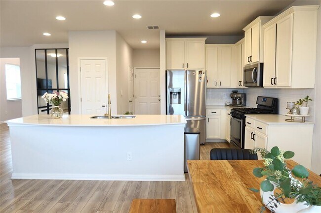 Building Photo - 3200 College Park Dr