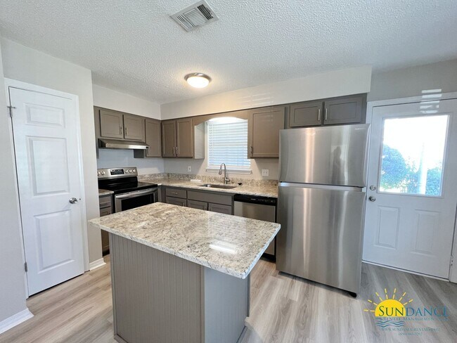 Building Photo - Beautiful Emerald Gardens Home with a Comm...