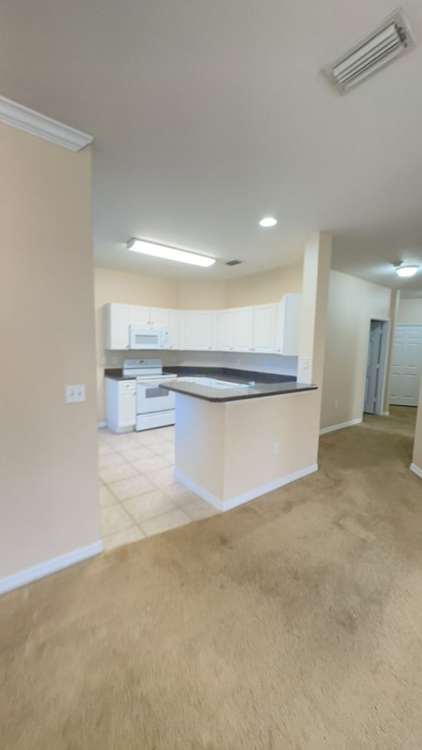 Building Photo - 3 BEDROOM 2 BATH 2 CAR GARAGE CONDO