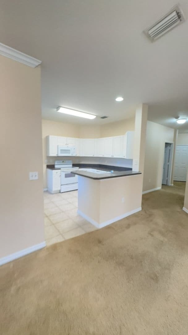 Foto del edificio - 3 BEDROOM 2 BATH 2 CAR GARAGE CONDO