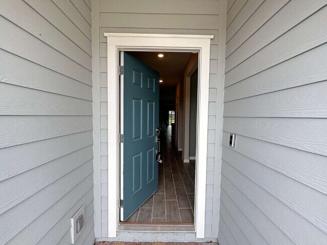 Building Photo - "Experience Lakeside Living: Spacious 3-Be...