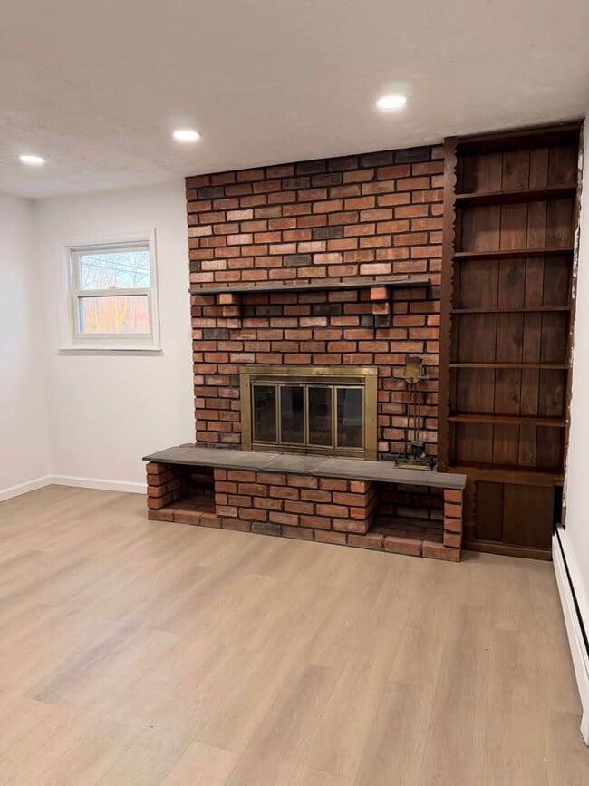 Building Photo - 5494 Express Dr S