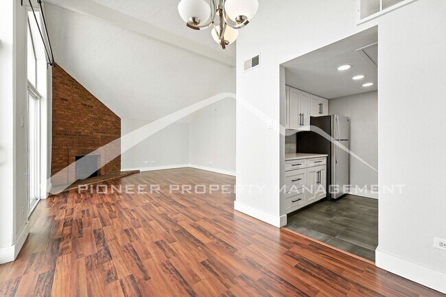 Foto del edificio - Spacious Condo with Central AC and Patio