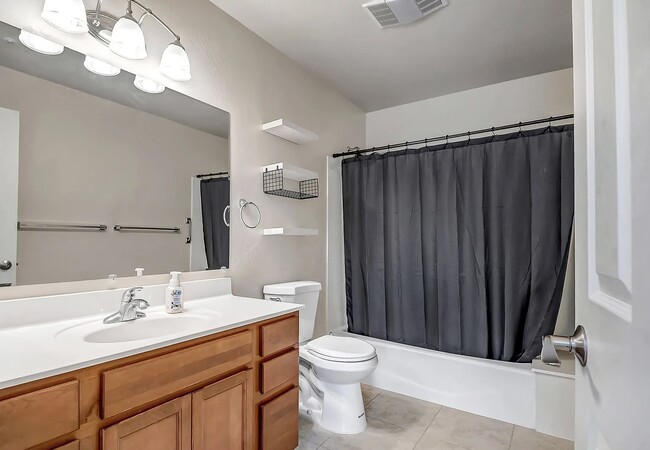 Building Photo - 4220 N Montezuma Ave