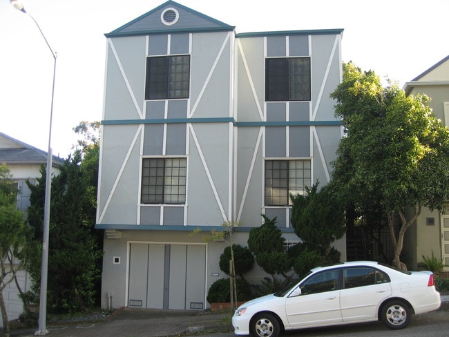 Live in a tranquil setting in a big city! Near Twin Peaks. - 409 Dellbrook Ave