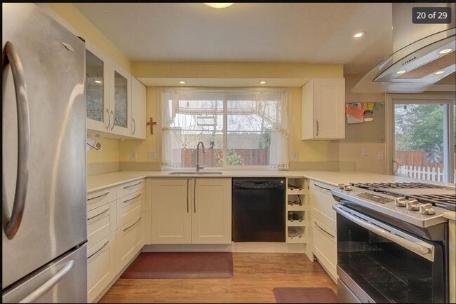 Foto del edificio - Charming 3-Bedroom Home with Vaulted Ceili...