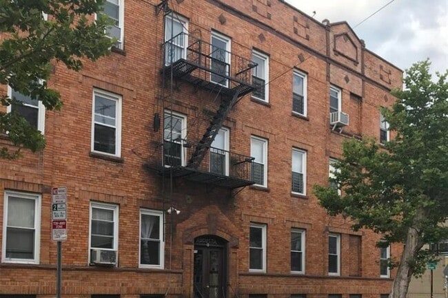 Building Photo - 18 Vroom St