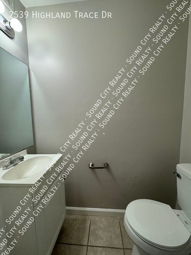 Foto del edificio - 2 bed/1.5 bath NORTHEAST NASHVILLE duplex ...