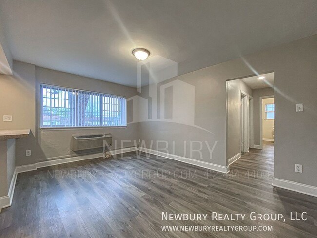 Foto del edificio - Urban Tranquility: Your Pristine 2-Bed, 1-...