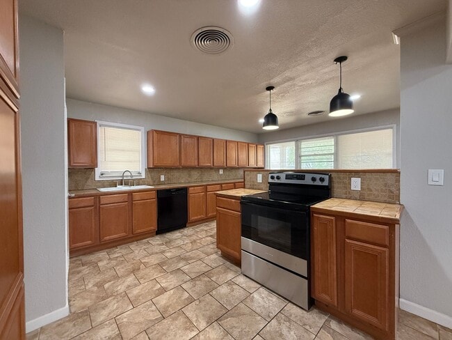 Foto del edificio - Three bedroom two bath rent house in a gre...