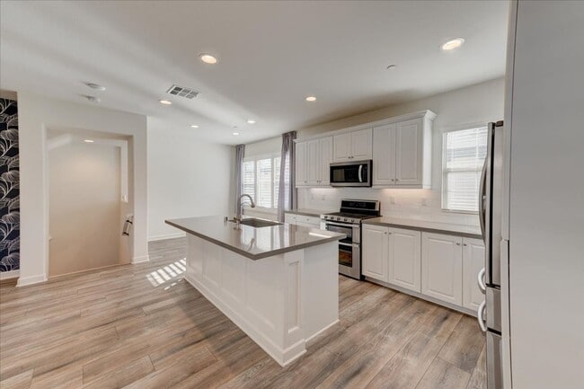 Foto del edificio - 946 Blackstone Dr