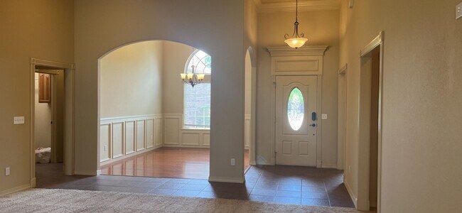 Building Photo - Close to the Amp and Promenade