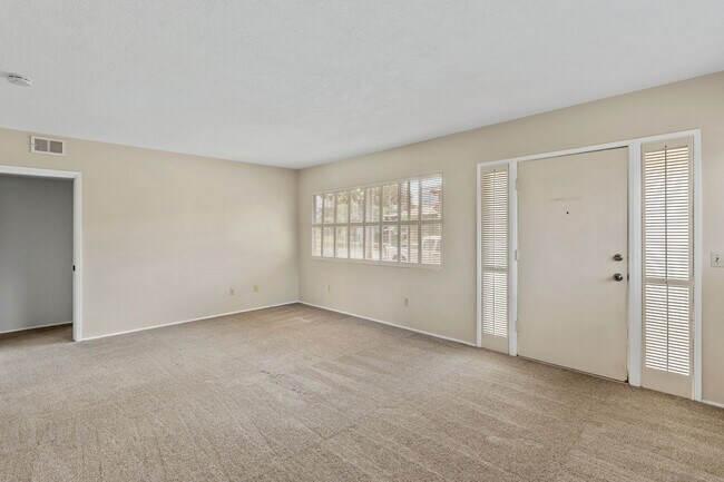 Sala de estar y entrada - 1529 E Elm Ave