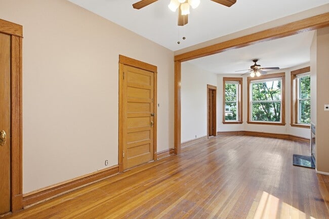 Foto del edificio - 1213 W Addison St