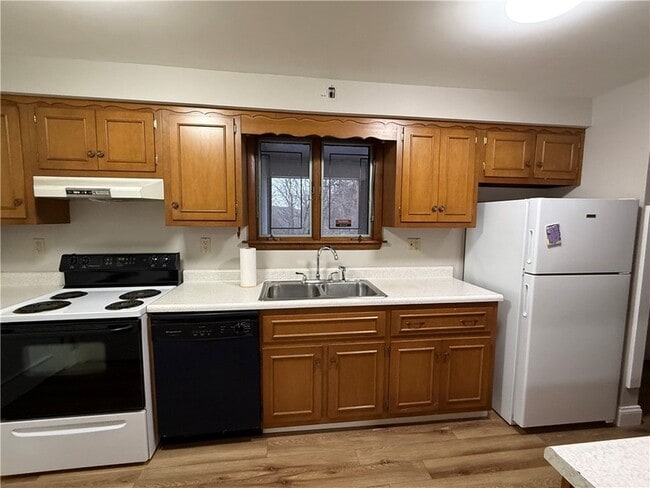 Building Photo - 825 10th Ave