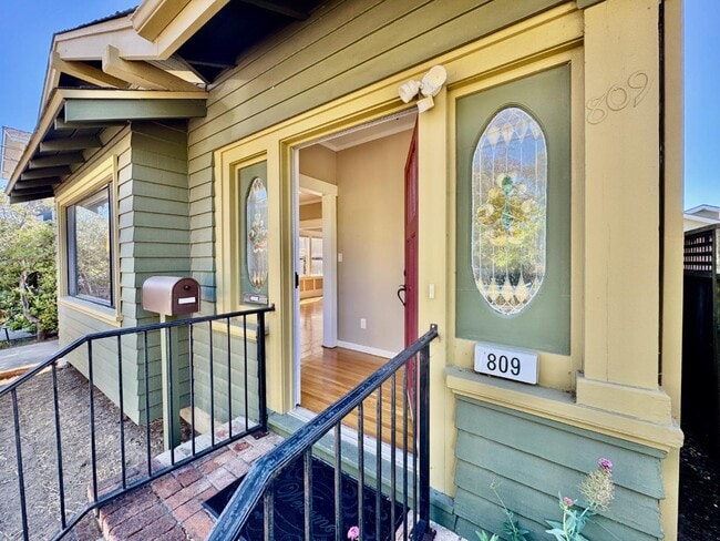 Building Photo - 809 Bayswater Ave