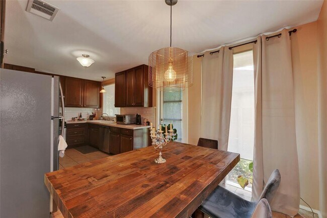 Building Photo - 1405 Broadmoor Dr