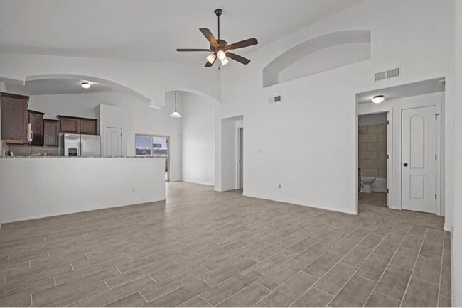 Foto del edificio - 12832 Linstead Ave