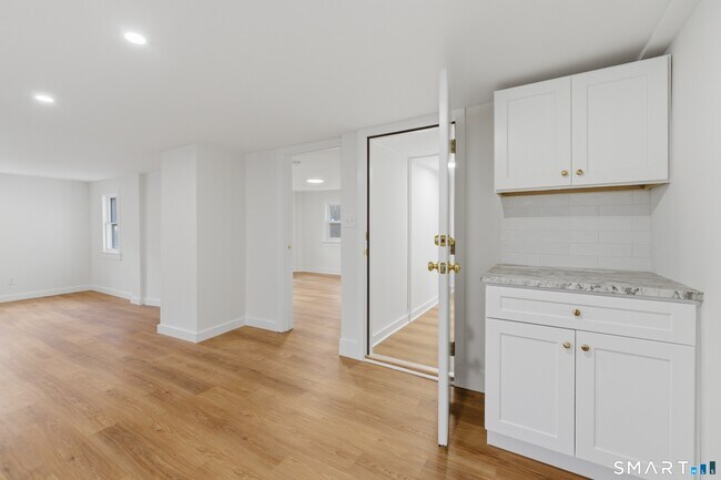 Foto del edificio - 96 W Main St