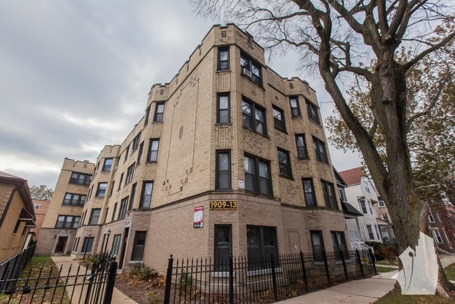 Building Photo - 1909 W Larchmont Ave