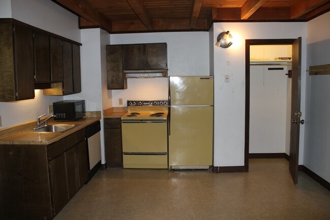 Building Photo - Treehouse Condo - Cozy 2 Bedroom/1 Bath Un...