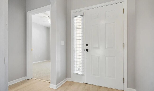 Building Photo - Charming 2-Bed, 2- bath Townhouse for Rent