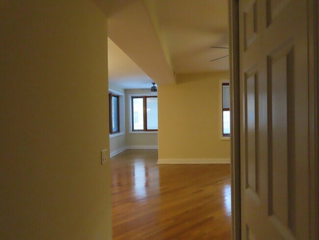 Foto del edificio - 7010 S Clyde Ave