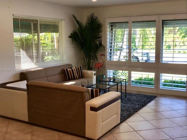 Building Photo - 3 bedroom in Hollywood FL 33020