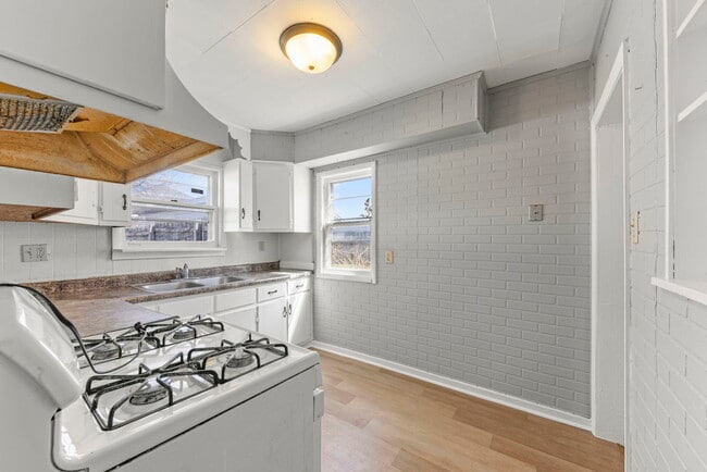 Building Photo - 803 1st Ave