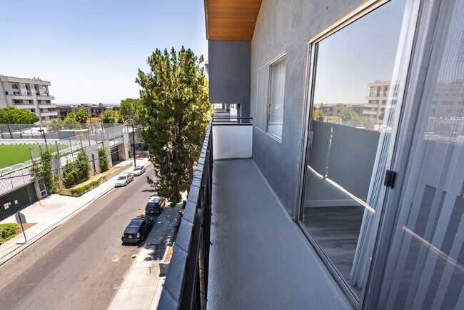 Interior Photo - 1635 North Martel Avenue