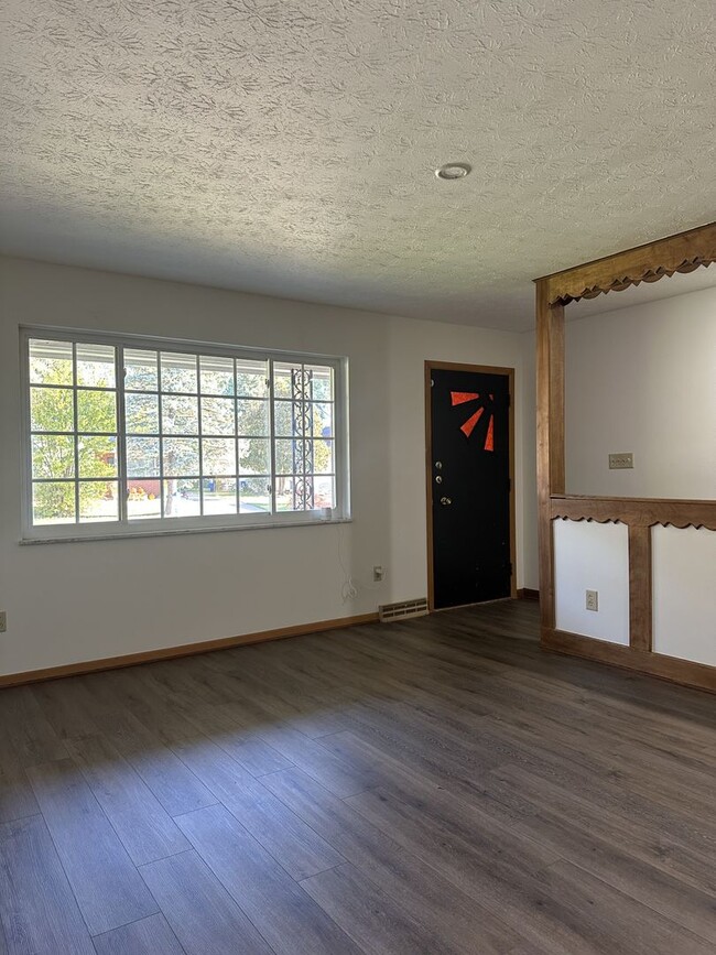 Foto del edificio - Welcome to this charming 3-bedroom, 2-bath...