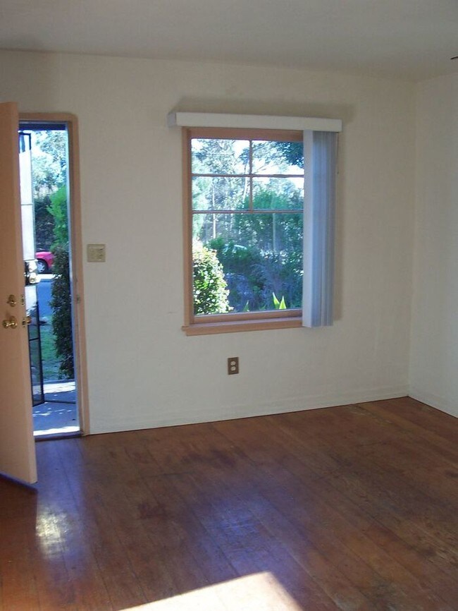 Building Photo - Charming 2 bedroom house