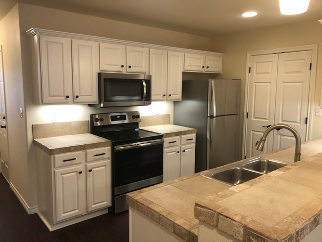 Building Photo - 3060 Pine Valley Dr