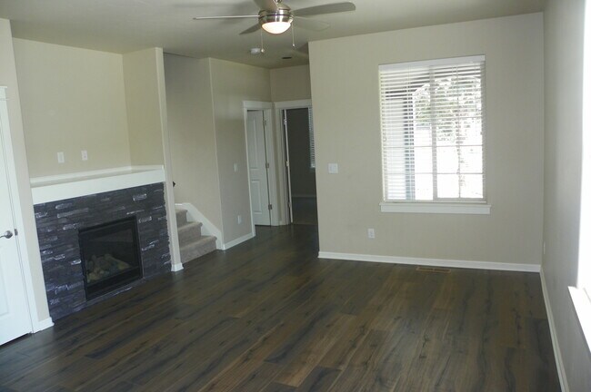 Foto del edificio - Newer NE Neighborhood 3 bed 2.5 Baths House,  All Appliances, Corner lot, Gas Heat, Dbl Garage