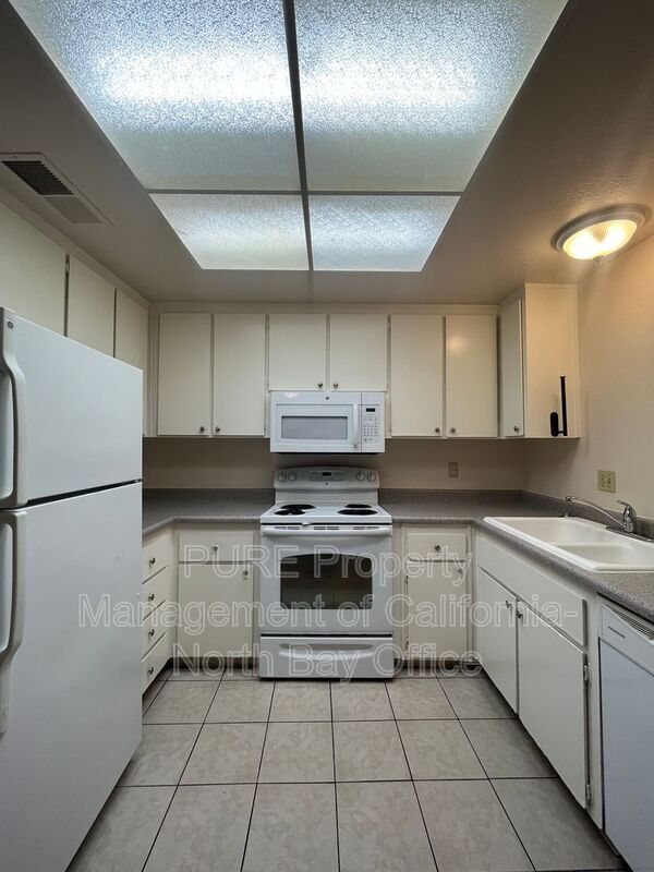 Foto del edificio - 6164 Country Club Dr
