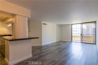 Building Photo - 600 W 9th St