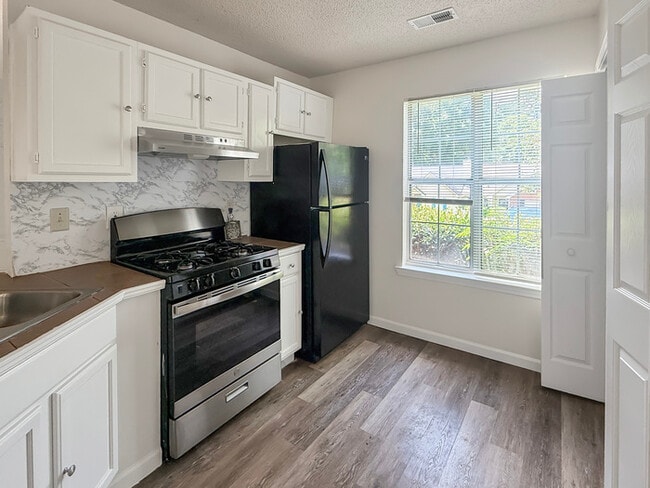 Building Photo - House 3 Bedroom 2 Bath
