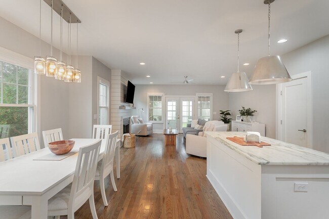 Foto del edificio - FURNISHED 3 Bedroom 3 Full Bath Home Now A...